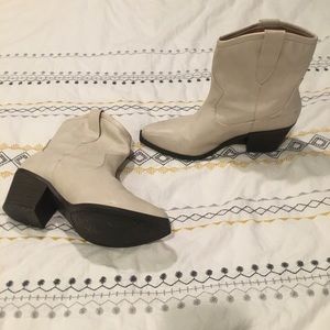 Women’s cowgirl ankle boots size 6